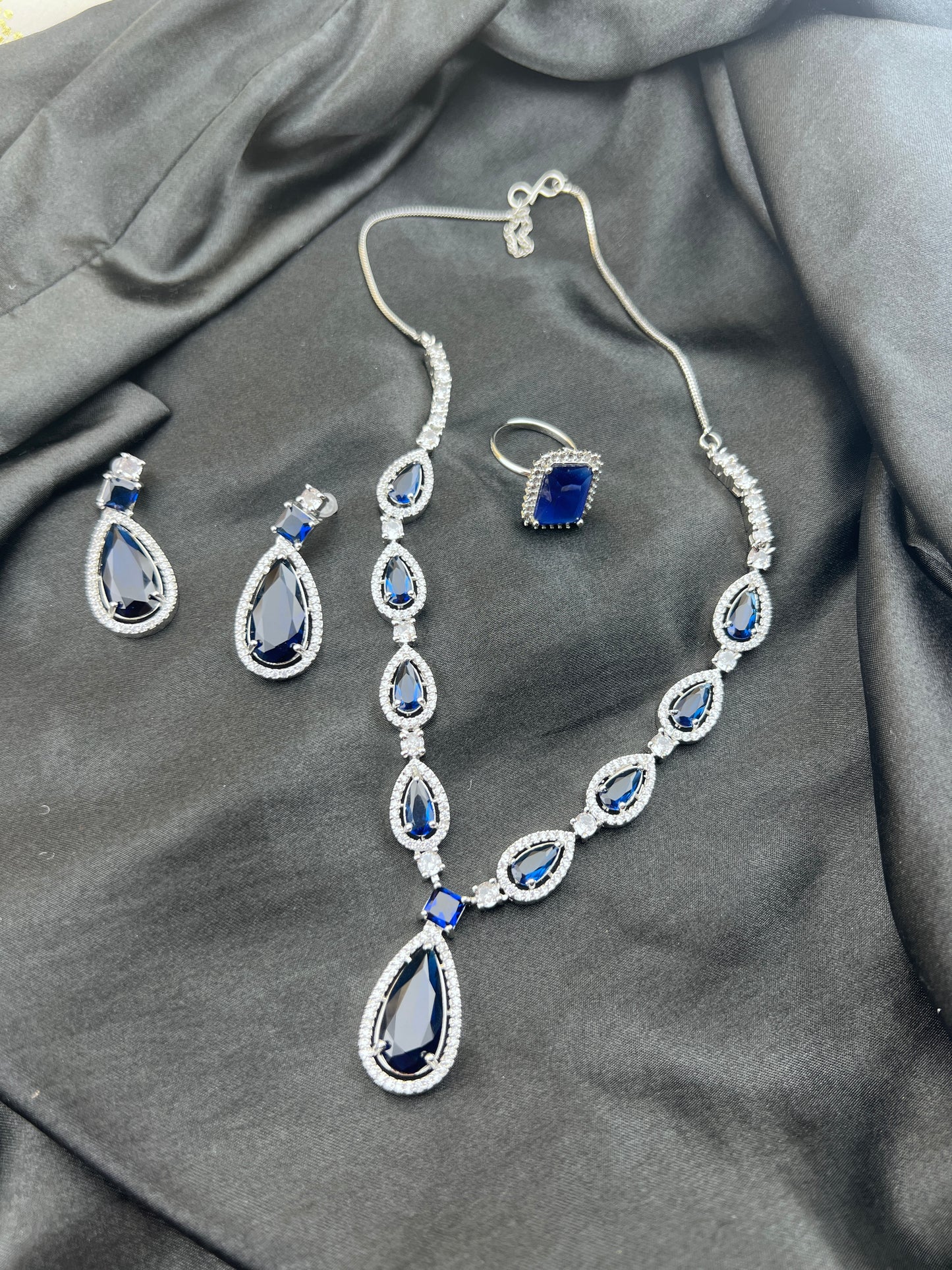 Single layer teardrop style Necklace