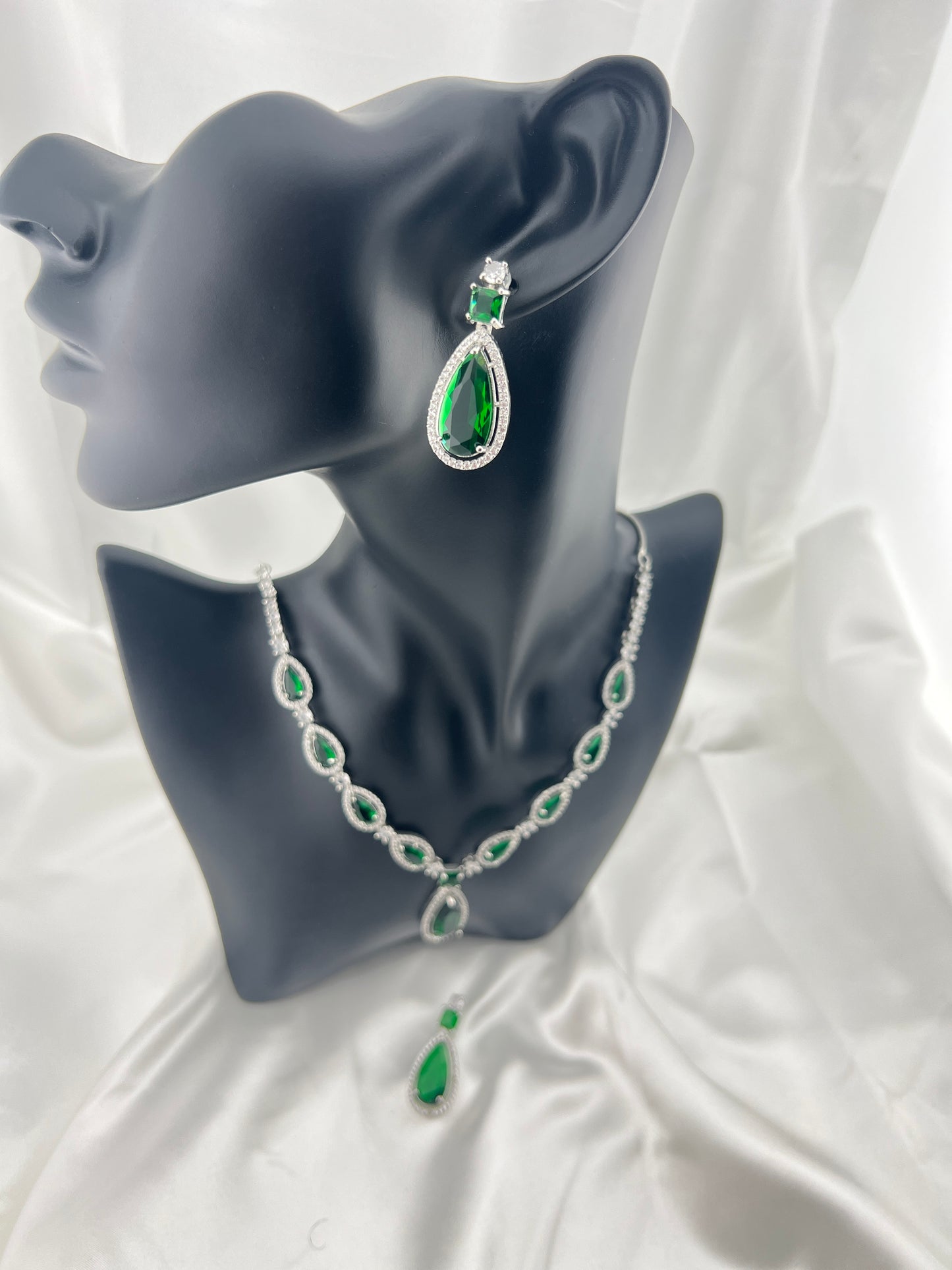 Single layer teardrop style Necklace